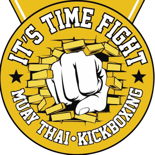 Logo da instituição, sendo um punho branco atravessando uma parede de tijolos amarelos estando ao redor escrito I'ts Time Fight Muay Thai-Kickboxing