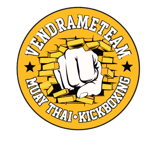 Logo da instituição, sendo um punho branco atravessando uma parede de tijolos amarelos estando ao redor escrito I'ts Time Fight Muay Thai-Kickboxing